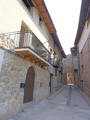 an alley with a balcony on the side of a building at Casa Carmeta Beceite in Beceite