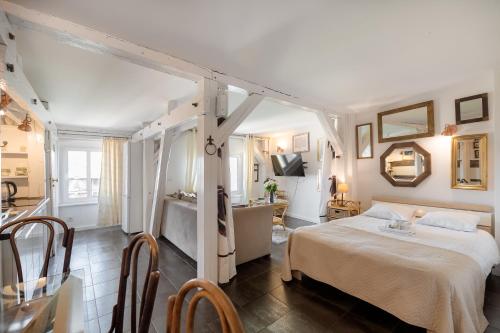 1 Schlafzimmer mit einem weißen Bett und einem Badezimmer in der Unterkunft Rustykalny Apartament in Toruń