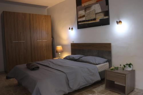 Postel nebo postele na pokoji v ubytování F51 Room with private bathroom near the beach in shared apartment
