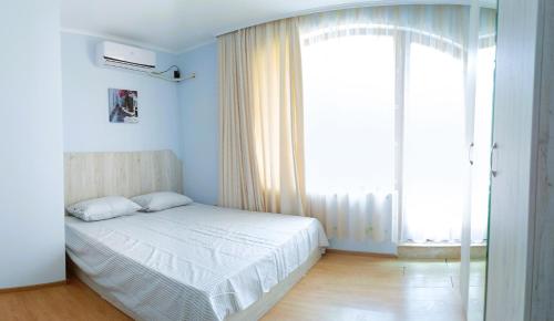 A bed or beds in a room at Europroperties Iglika Apartments