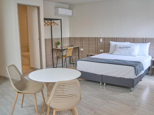 Un pat sau paturi într-o cameră la Elemont Hotel