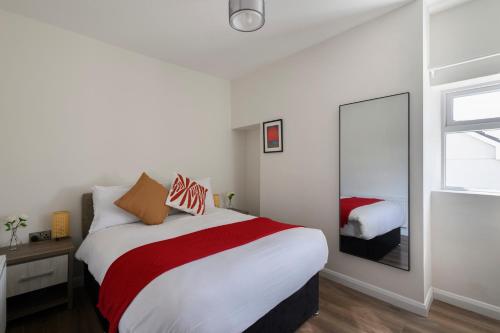 En eller flere senge i et værelse på The Poets Cottage