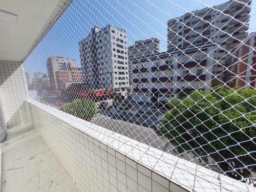 uma varanda com vista para o horizonte da cidade em BEIRA MAR I - TUPI - 15 metros da praia - 2 dormitórios com VARANDA - WI FI e acomoda até 8 pessoas - ESTACIONAMENTO Gratuito na Praia Grande