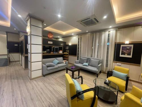 a lobby with couches and chairs in a room at شقق درر رامه للشقق المخدومة 11 in Riyadh