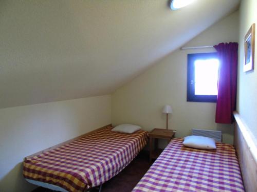 莫達訥的住宿－Chalet du Thabor - 3 Pièces pour 8 Personnes 591，小型客房 - 带2张床和窗户
