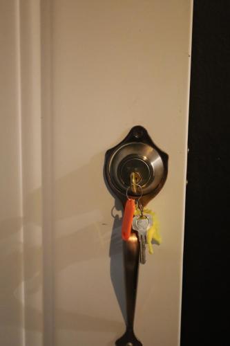 una puerta con un montón de llaves colgando de ella en Watermelon House, en Santa Bárbara de Samaná