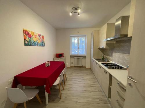 une cuisine avec une table et un chiffon rouge dans l'établissement Villa Vittoria, à Stresa