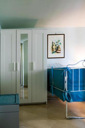 a room with a blue table and a mirror at Palazzo Vaaz in Mola di Bari