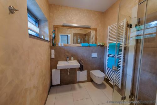 y baño con lavabo, aseo y ducha. en Apartment Tessera en Wernigerode