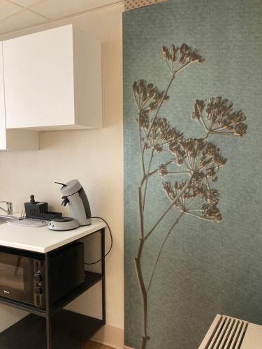 eine Wand-Schablone einer Pflanze an einer Wand in der Unterkunft Gîte d'Avalon Appartement 5 in Dinant