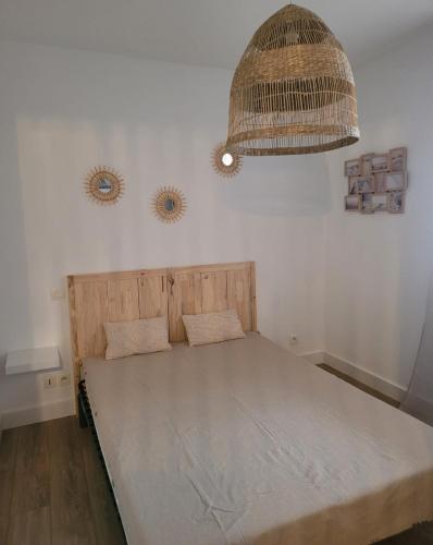 - une chambre avec un grand lit et un grand lit dans l'établissement Appartement de la Côte bleue, à Martigues