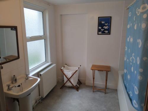 Koupelna v ubytování Spacious 2 bed maisonette near town, that sleeps 6
