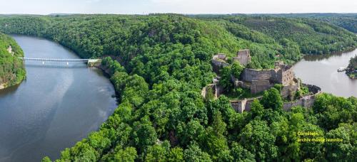 an old castle on a island in the middle of a river at Chalupa Na Polní in Jemnice