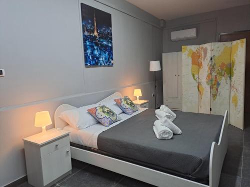 um quarto com uma cama com toalhas em Esmeralda Il Quadrifoglio Airport Fontanarossa em Catânia