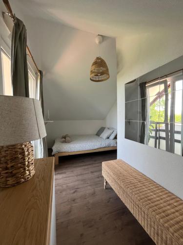 una camera con divano e letto di Villa Buena a Despotovac
