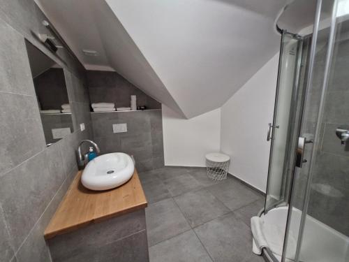 Koupelna v ubytování Restaurace - Apartmány Bobule