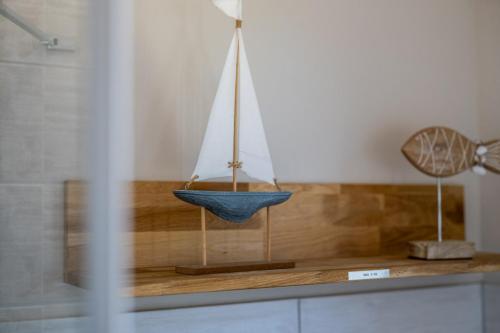 a blue bowl hanging on a counter in a room at Strandhaus 1 EG in Marienfelde