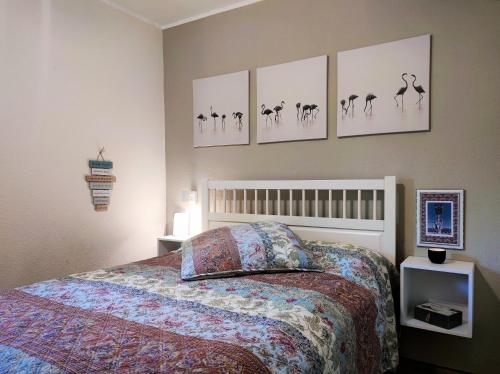 1 dormitorio con 1 cama y 4 cuadros en la pared en F-1064 Rhododendronbluete in Lietzow, en Lietzow