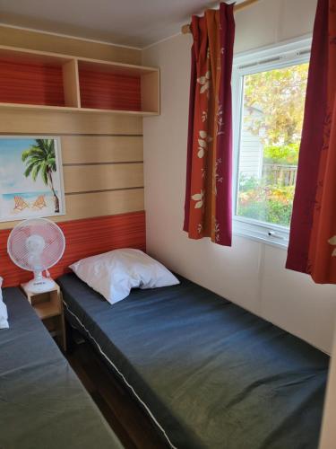Un pat sau paturi într-o cameră la Bungalow cosy pour 6 personnes