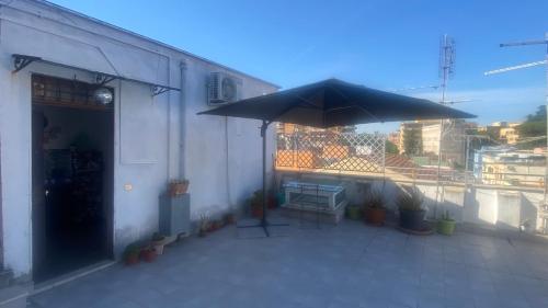 een patio met een tafel en een parasol bij A casa di Roberto in Rome
