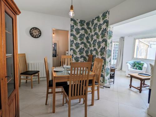 une salle à manger avec une table et des chaises dans l'établissement Charmante Maison au centre-ville, à Pornic