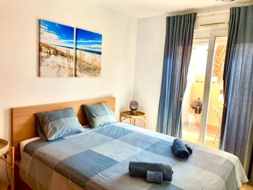 sypialnia z łóżkiem i dużym oknem w obiekcie La Isla Casa de Franco - Condado De Alhama Golf Course w mieście Alhama de Murcia
