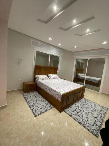 ein Schlafzimmer mit einem Bett und zwei Spiegeln in der Unterkunft Tangier house in Tangier