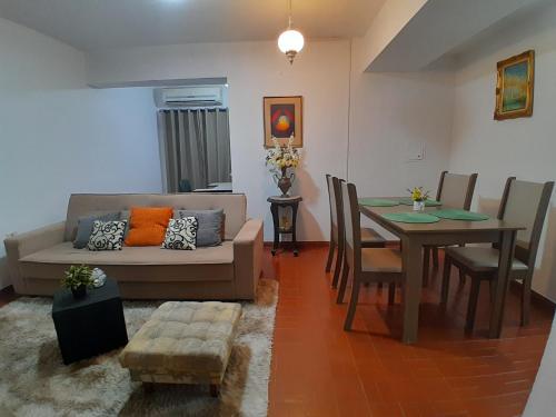ein Wohnzimmer mit einem Sofa und einem Tisch in der Unterkunft OBhouse Apartment, para sentirse como en casa! in Asunción