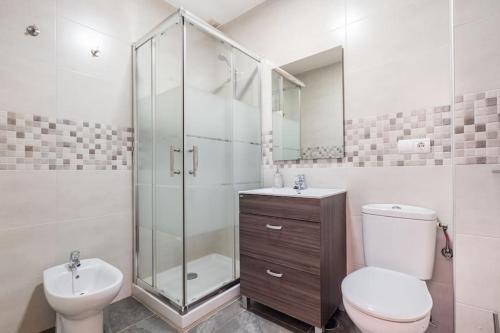un bagno con wc, doccia e lavandino di Bungalow Barlovento Playa ad Arenales del Sol