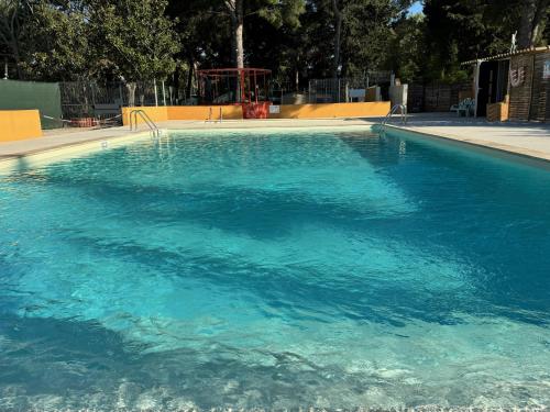 Bazén v ubytování Mobilhome 6 personnes climatisé nebo v jeho okolí