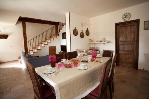 ein Esszimmer mit einem Tisch und einem weißen Tischtuch in der Unterkunft Casa Rustikò in Marsala