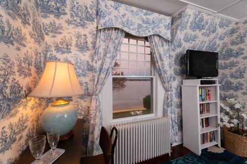 Televisyen dan/atau pusat hiburan di Harbor Knoll Bed and Breakfast