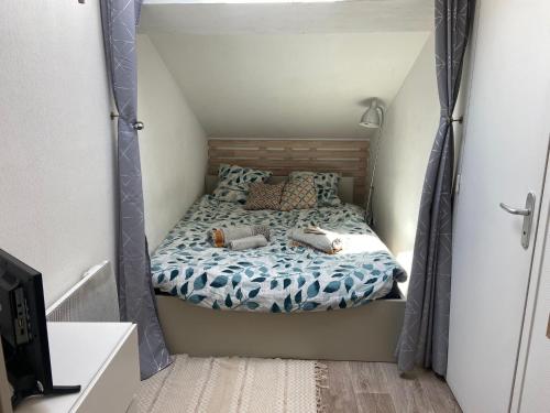 une chambre avec un lit dans une petite pièce dans l'établissement Studio Cosy Proche Centre Ville, à Villeurbanne