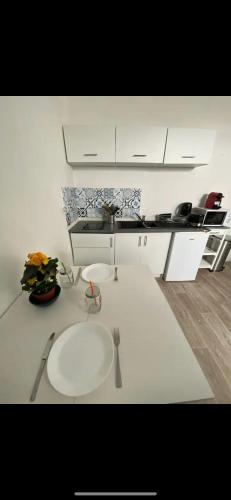 un comptoir de cuisine avec un évier, une fourchette et un couteau dans l'établissement Studio Cosy Proche Centre Ville, à Villeurbanne