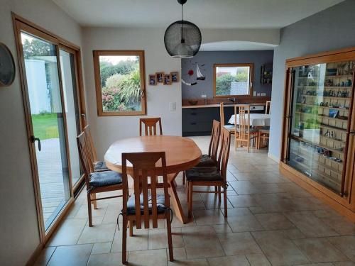 une cuisine et une salle à manger avec une table et des chaises dans l'établissement Ty Beg Meil, à Fouesnant