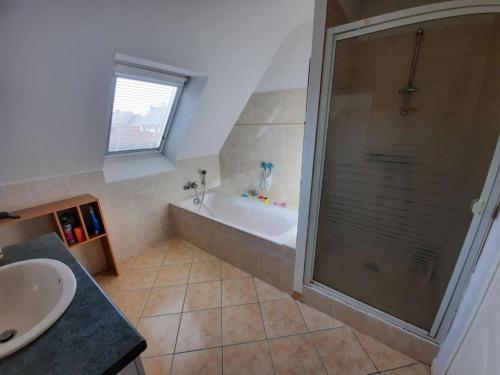 une salle de bain avec une douche, une baignoire et un lavabo dans l'établissement Ty Beg Meil, à Fouesnant