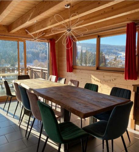une salle à manger avec une table et des chaises en bois dans l'établissement Chalet de Luxe Spacieux -12 pers- Sauna & Jacuzzi, à Xonrupt-Longemer