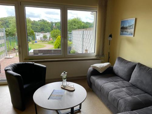 Posezení v ubytování Ferienhaus Seekutter mit eigenem Seezugang