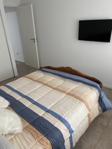 Katil atau katil-katil dalam bilik di Hermoso depto 2 ambientes en Adrogue