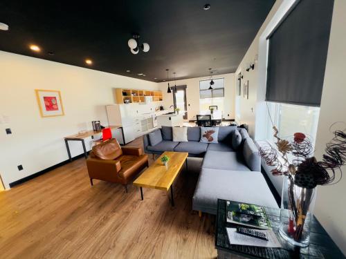 Χώρος καθιστικού στο Raven Inn Whitehorse