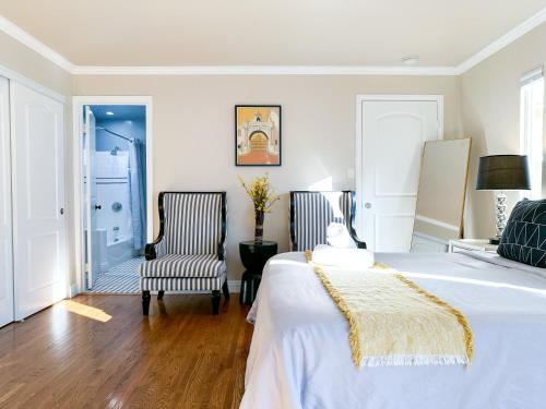 a bedroom with a bed and a chair at Monthier Picfair Village CA1G6R23 in Los Angeles