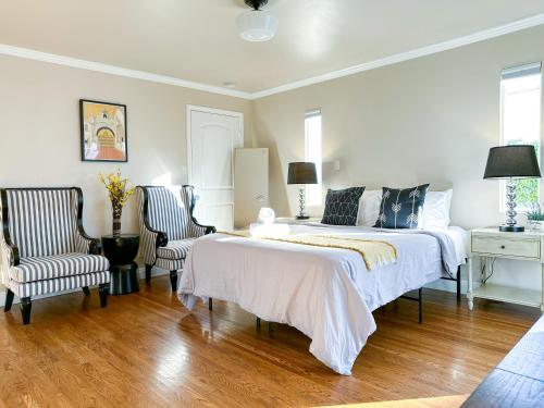 a bedroom with a large bed and two chairs at Monthier Picfair Village CA1G6R23 in Los Angeles