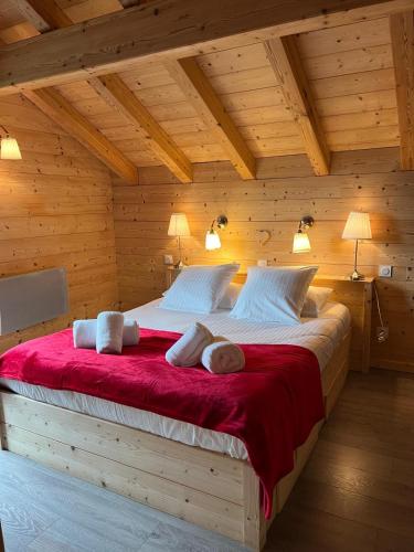 Cette chambre en bois comprend un grand lit. dans l'établissement Chalet de Luxe Spacieux -12 pers- Sauna & Jacuzzi, à Xonrupt-Longemer