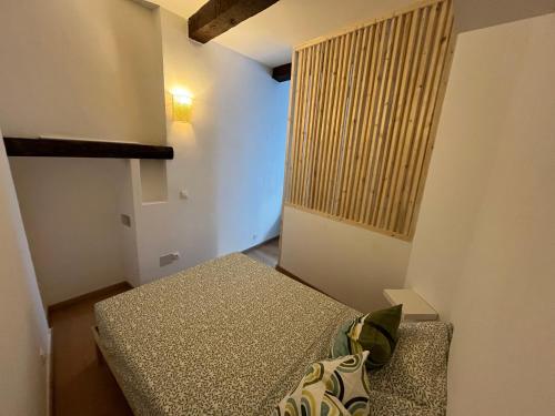 une petite chambre avec deux lits et une fenêtre dans l'établissement Cosy et central - Cours Julien, à Marseille