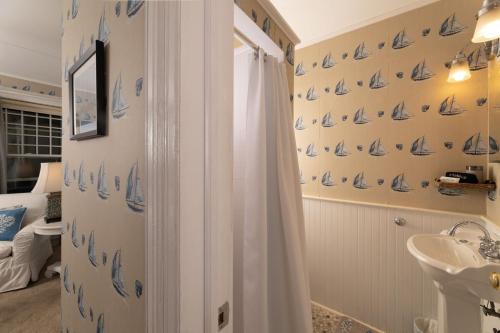 Bilik mandi di Harbor Knoll Bed and Breakfast