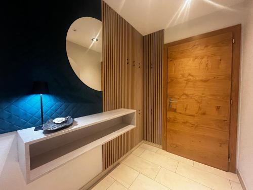 ein Badezimmer mit einem großen Spiegel und einer Badewanne in der Unterkunft Activ-Family-Apart-Wisiol-Pitztal Sommercard inklusive in Jerzens