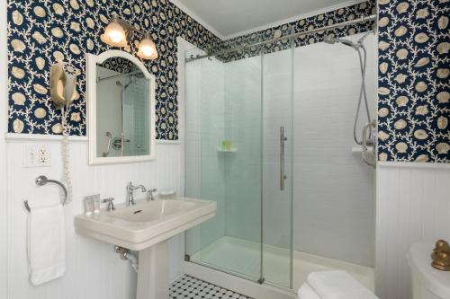 Bilik mandi di Harbor Knoll Bed and Breakfast