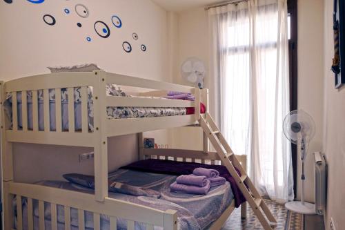 Dormitorio infantil con litera en La Llar de la Kim, ideal familias, en Arenys de Mar