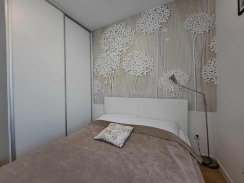 una camera da letto con un letto con una lampada di Apartament Więcbork a Więcbork