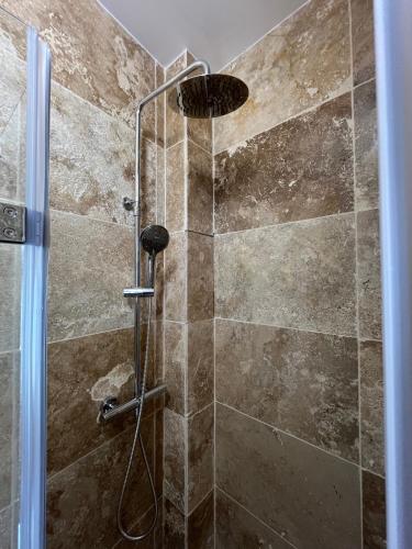 une salle de bain avec une douche avec une porte vitrée dans l'établissement Cosy et central - Cours Julien, à Marseille